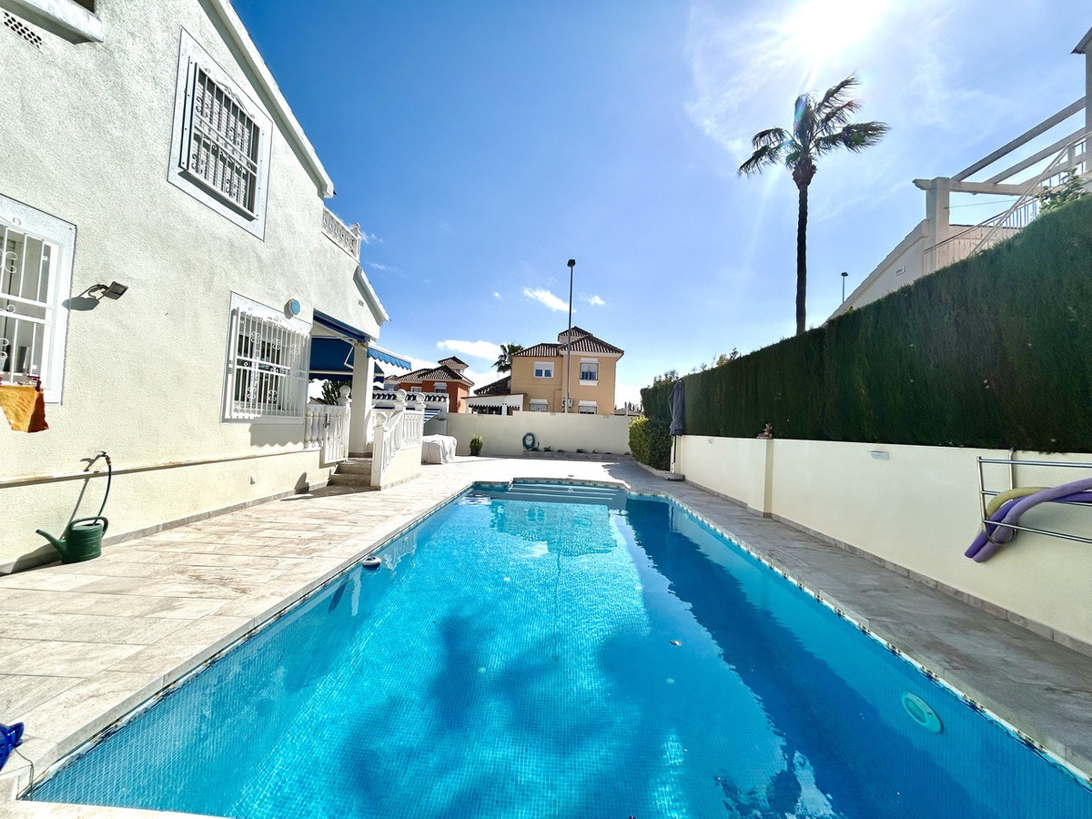 For sale - 4 Bedroom 3 Bathroom House - Detached Villa in Pilar de la Horadada - Pinar de Campoverde  - Alicante