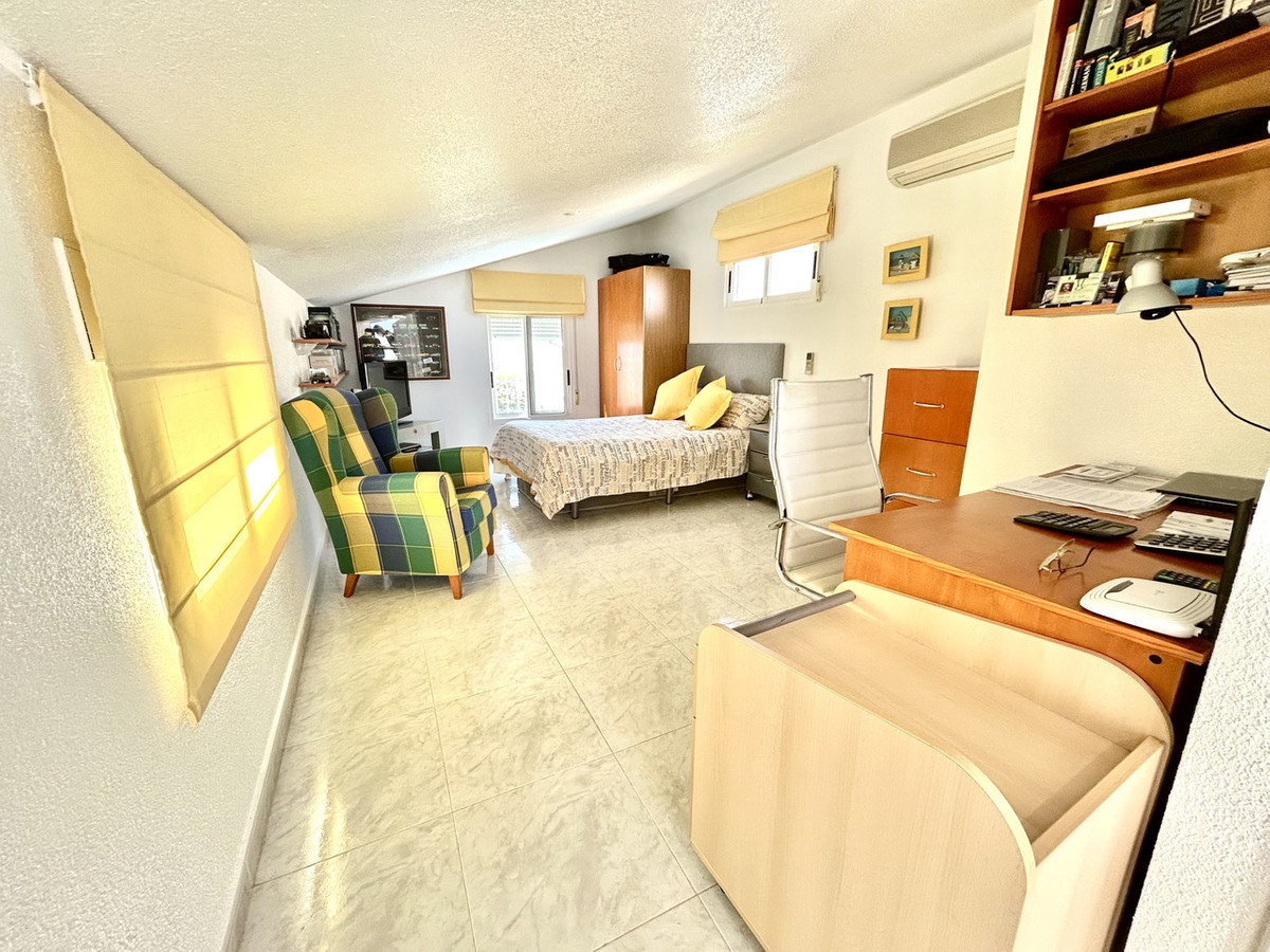 For sale - 4 Bedroom 3 Bathroom House - Detached Villa in Pilar de la Horadada - Pinar de Campoverde  - Alicante