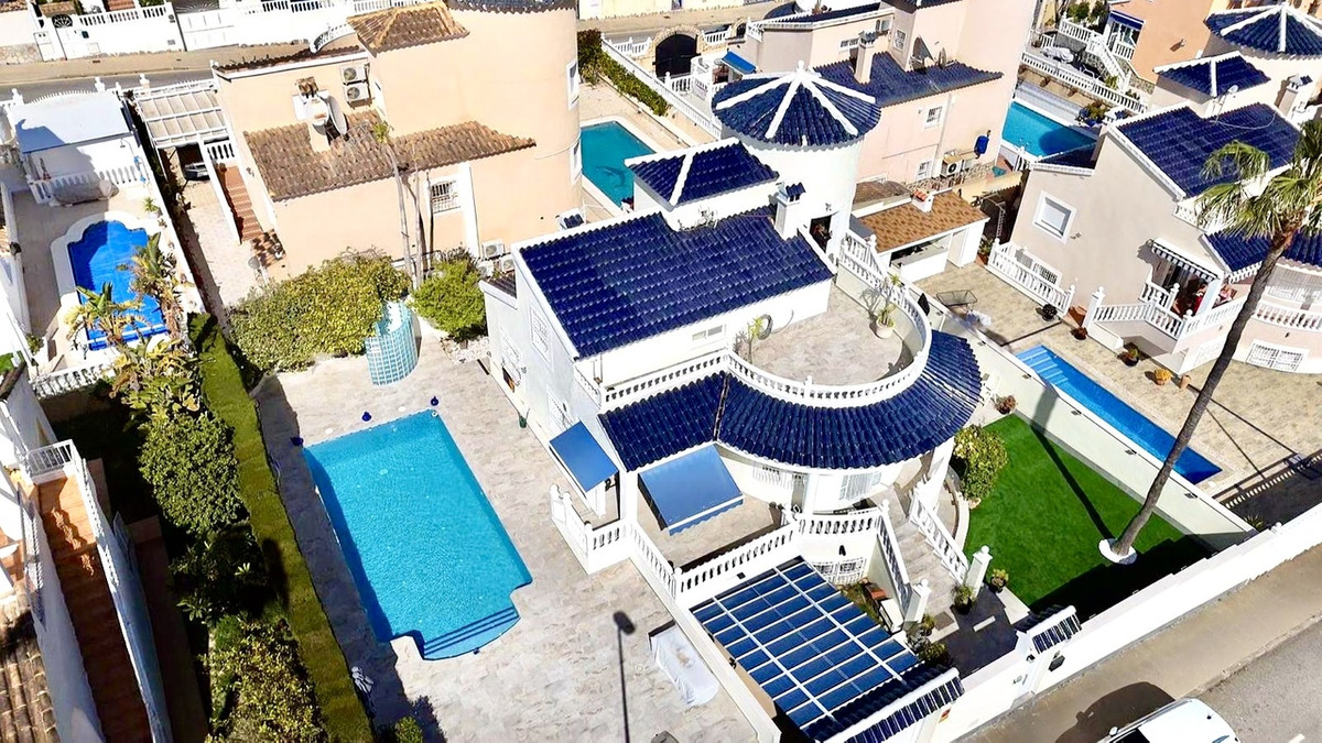 For sale - 4 Bedroom 3 Bathroom House - Detached Villa in Pilar de la Horadada - Pinar de Campoverde  - Alicante