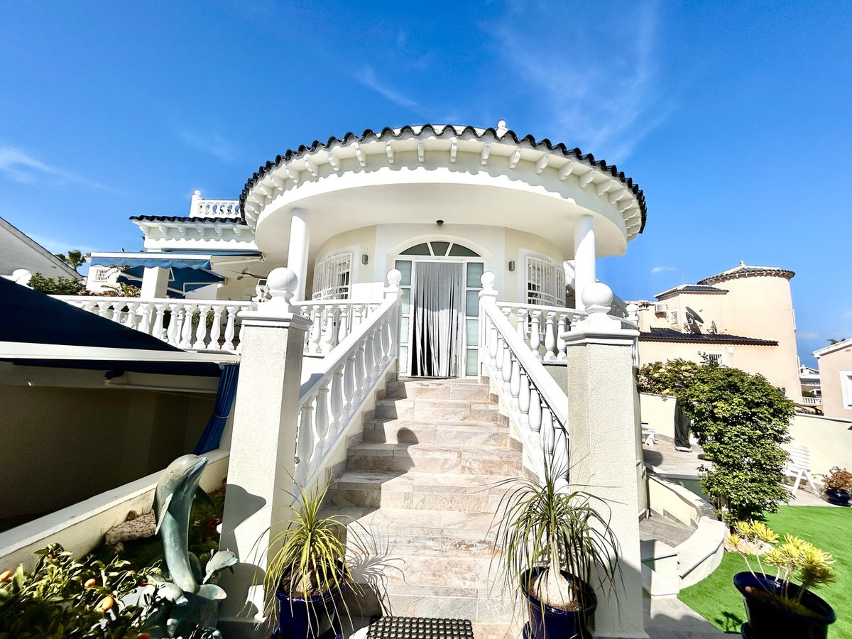 For sale - 4 Bedroom 3 Bathroom House - Detached Villa in Pilar de la Horadada - Pinar de Campoverde  - Alicante