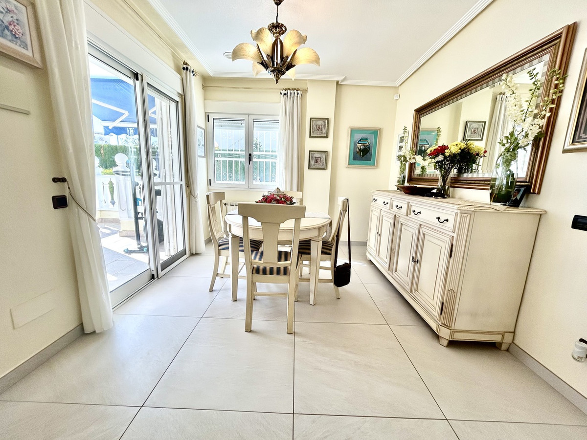 For sale - 4 Bedroom 3 Bathroom House - Detached Villa in Pilar de la Horadada - Pinar de Campoverde  - Alicante