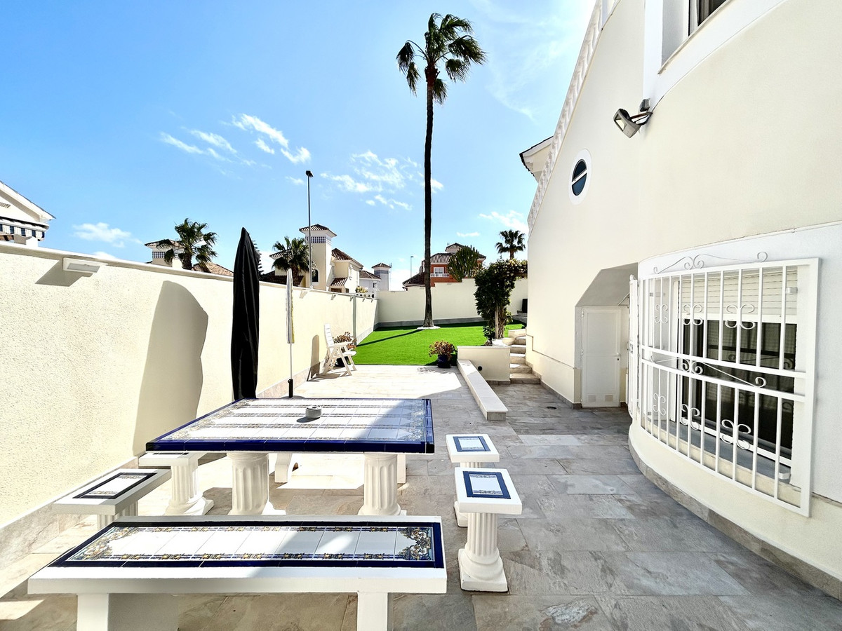 For sale - 4 Bedroom 3 Bathroom House - Detached Villa in Pilar de la Horadada - Pinar de Campoverde  - Alicante