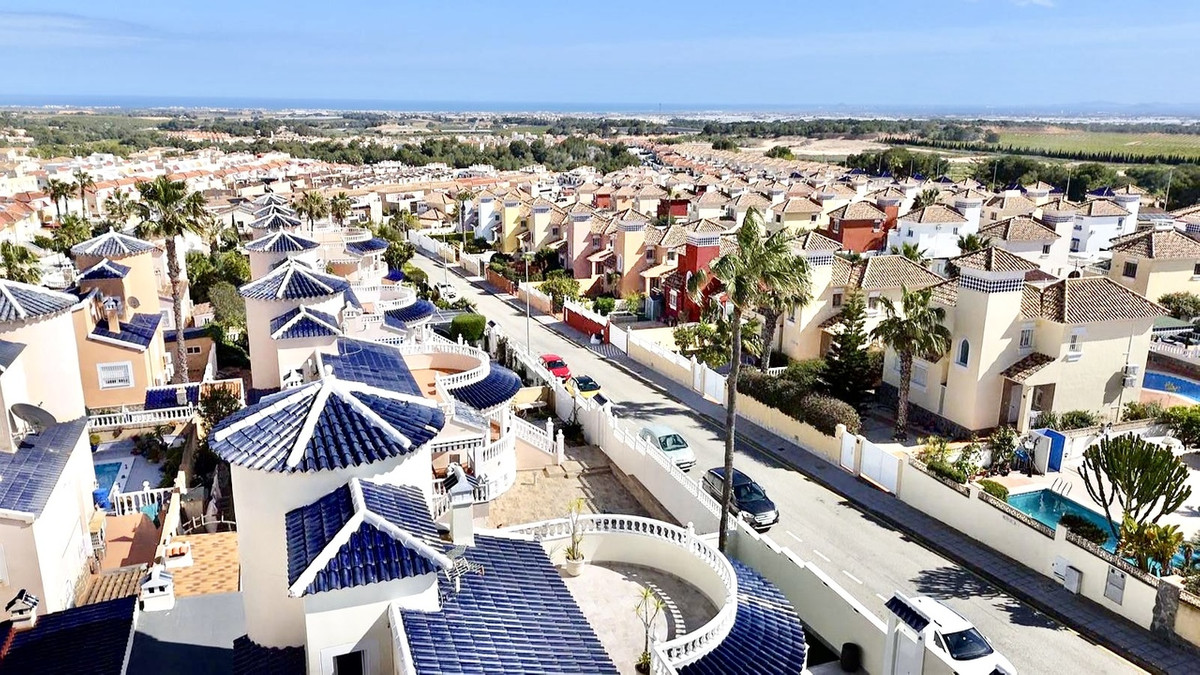 For sale - 4 Bedroom 3 Bathroom House - Detached Villa in Pilar de la Horadada - Pinar de Campoverde  - Alicante