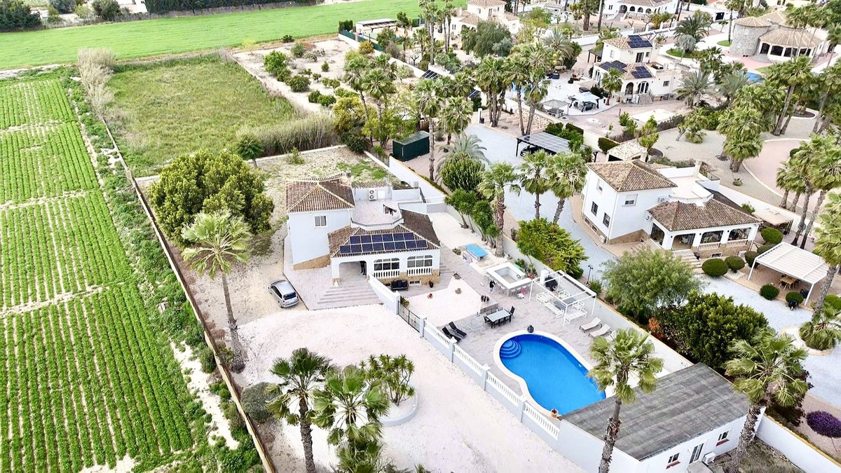 For sale - 4 Bedroom 4 Bathroom House - Detached Villa in Catral - Catral Centro  - Alicante