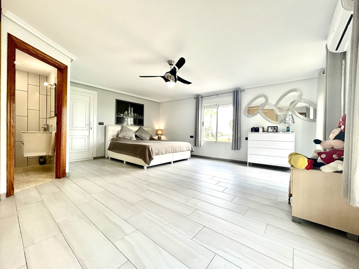 For sale - 4 Bedroom 4 Bathroom House - Detached Villa in Catral - Catral Centro  - Alicante