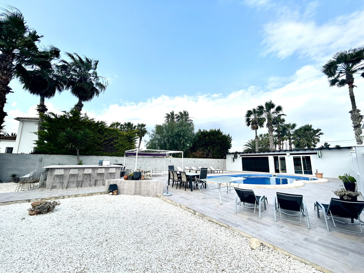 For sale - 4 Bedroom 4 Bathroom House - Detached Villa in Catral - Catral Centro  - Alicante