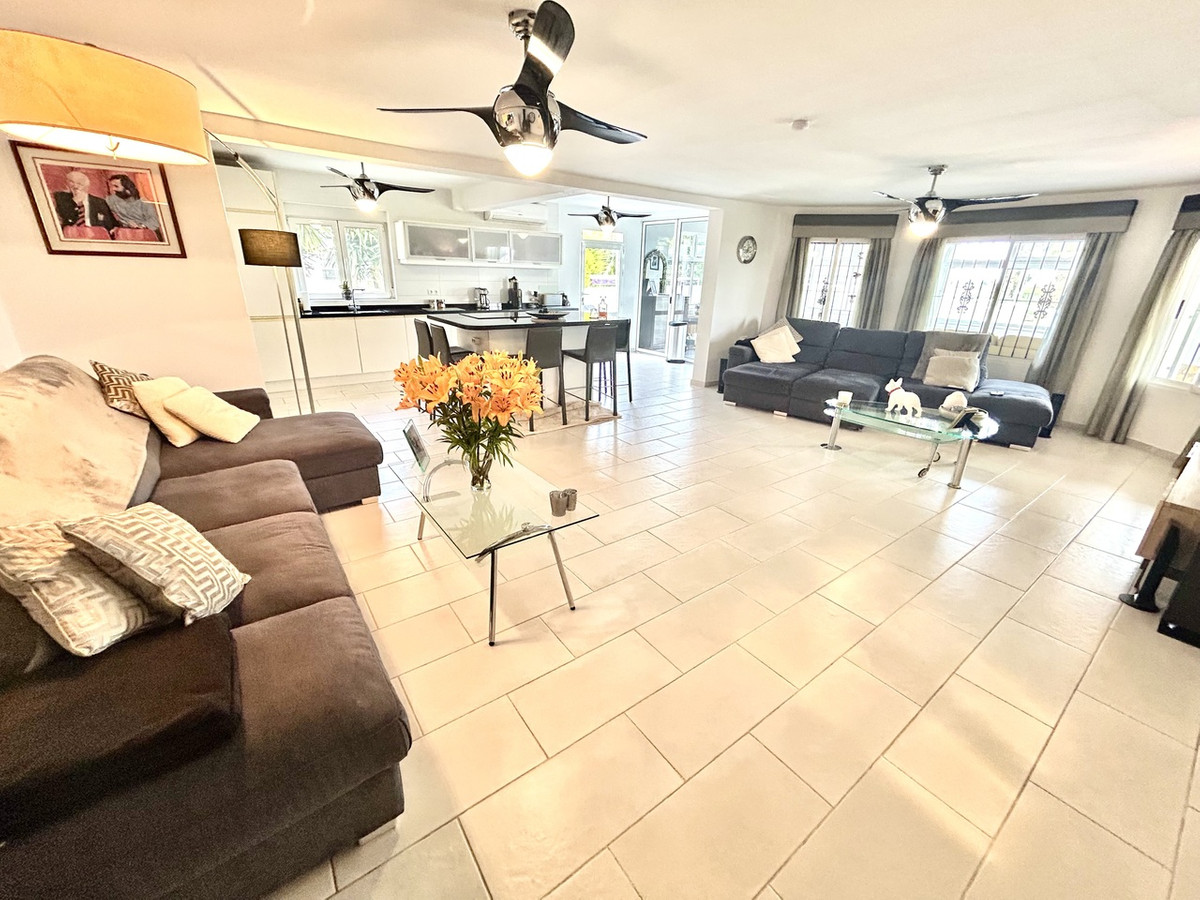 For sale - 4 Bedroom 4 Bathroom House - Detached Villa in Catral - Catral Centro  - Alicante