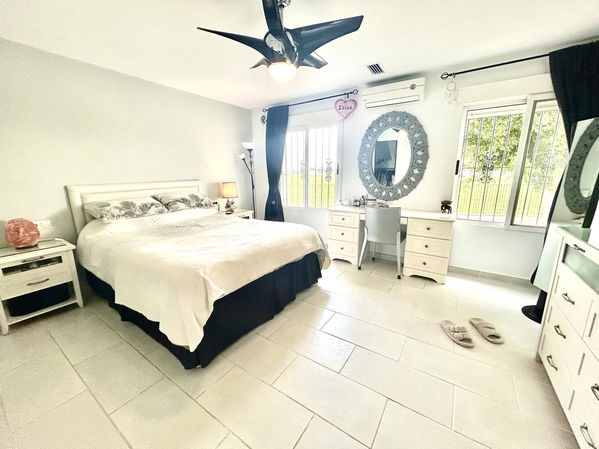 For sale - 4 Bedroom 4 Bathroom House - Detached Villa in Catral - Catral Centro  - Alicante