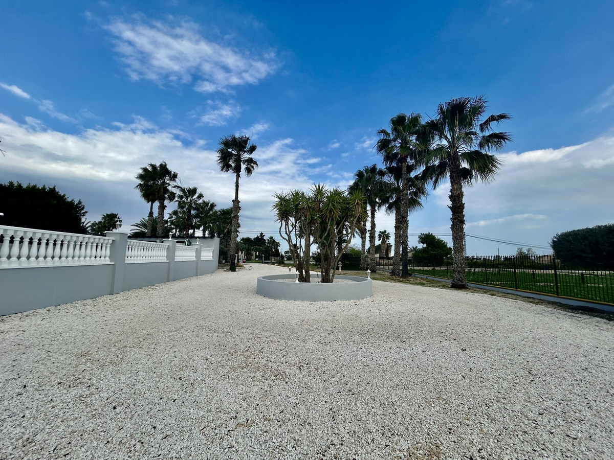 For sale - 4 Bedroom 4 Bathroom House - Detached Villa in Catral - Catral Centro  - Alicante