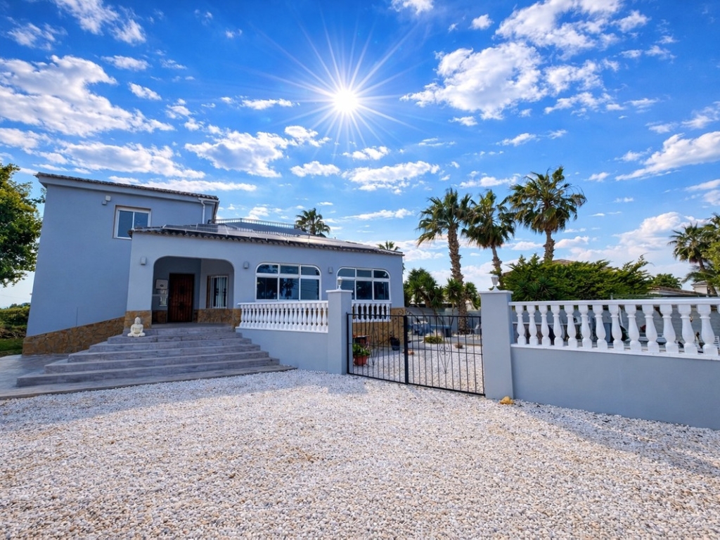 4 Bedroom 4 Bathroom House - Detached Villa in Catral