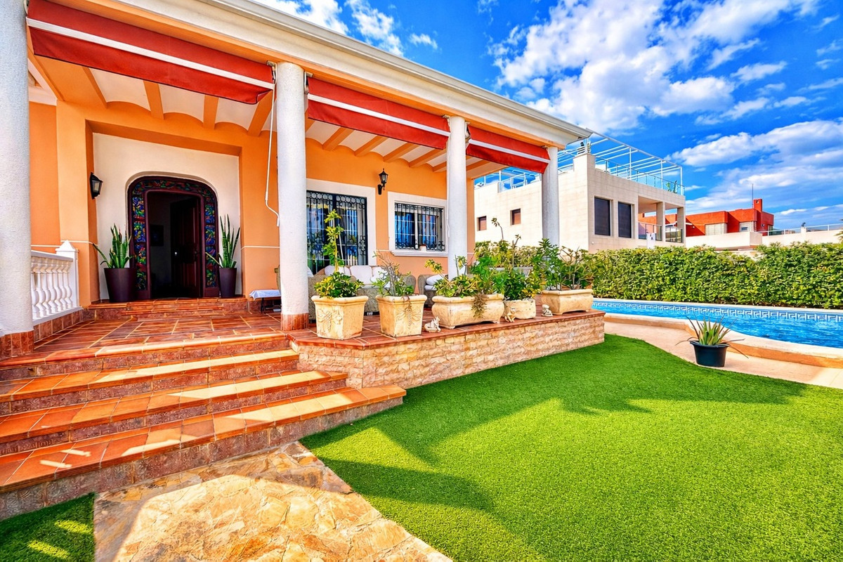 For sale - 6 Bedroom 5 Bathroom House - Detached Villa in Torrevieja - La Mata  - Alicante