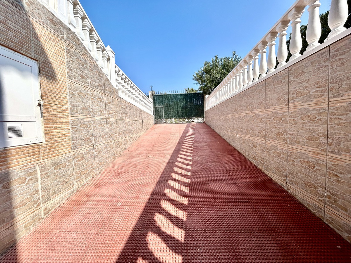 For sale - 6 Bedroom 5 Bathroom House - Detached Villa in Torrevieja - La Mata  - Alicante