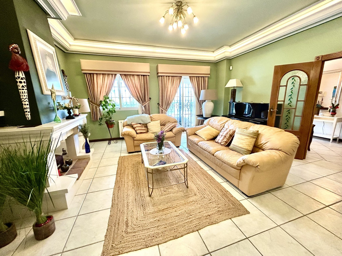 For sale - 6 Bedroom 5 Bathroom House - Detached Villa in Torrevieja - La Mata  - Alicante