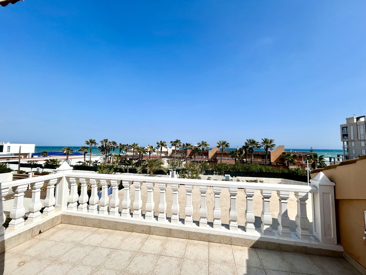 For sale - 6 Bedroom 5 Bathroom House - Detached Villa in Torrevieja - La Mata  - Alicante