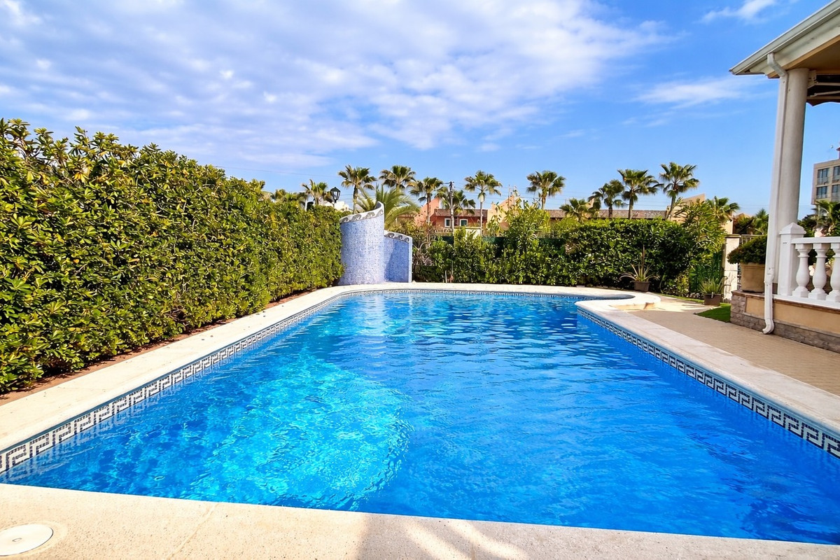 For sale - 6 Bedroom 5 Bathroom House - Detached Villa in Torrevieja - La Mata  - Alicante