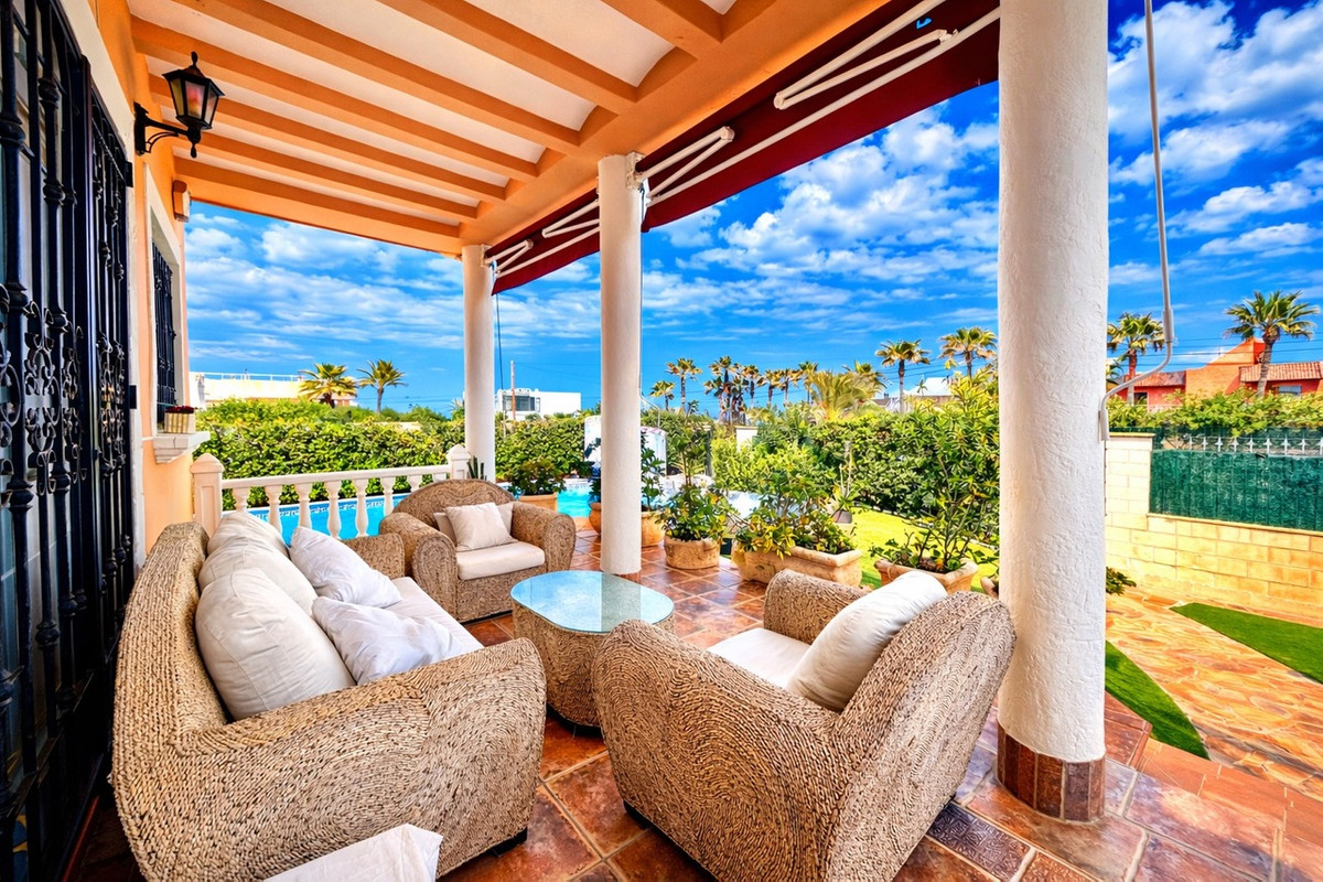 For sale - 6 Bedroom 5 Bathroom House - Detached Villa in Torrevieja - La Mata  - Alicante