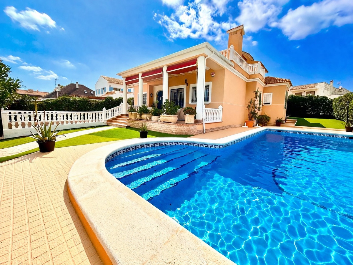 For sale - 6 Bedroom 5 Bathroom House - Detached Villa in Torrevieja - La Mata  - Alicante