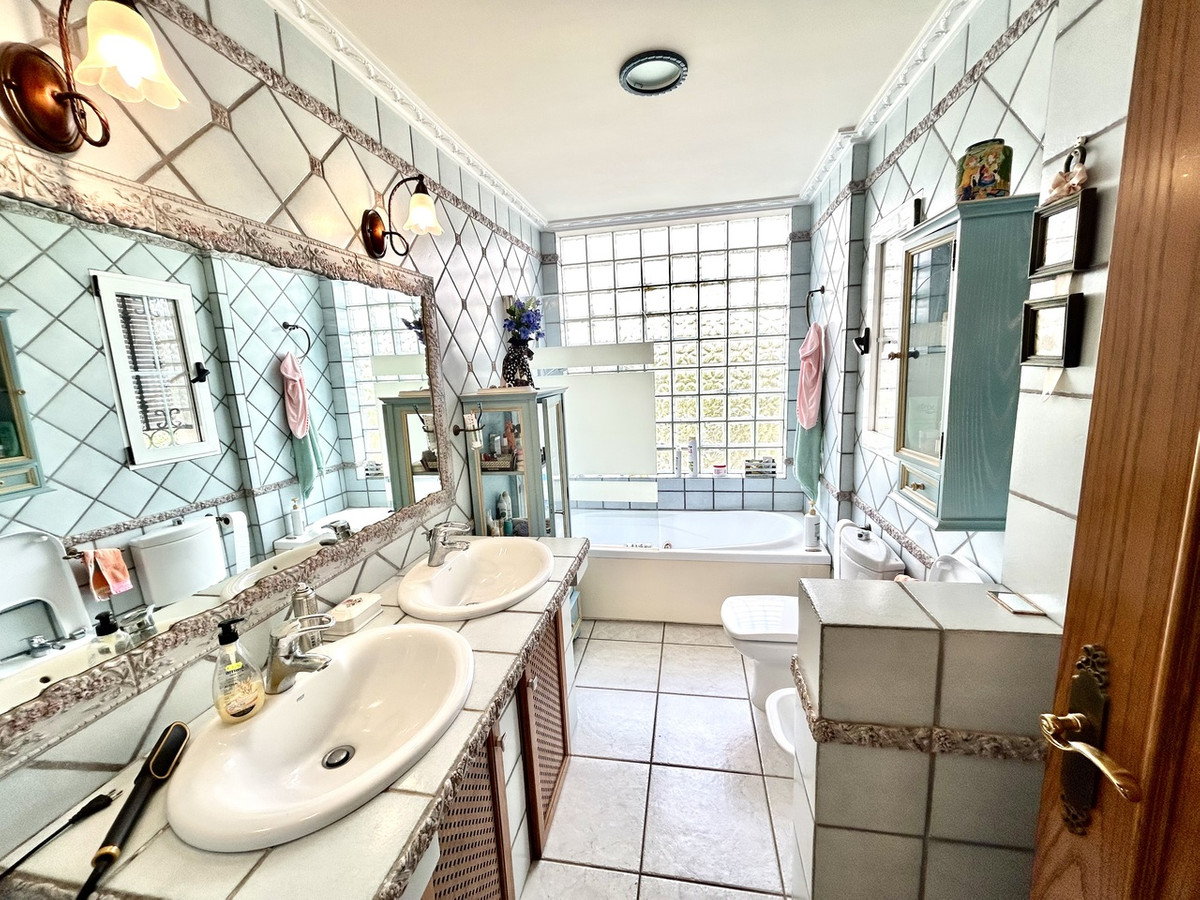 For sale - 6 Bedroom 5 Bathroom House - Detached Villa in Torrevieja - La Mata  - Alicante