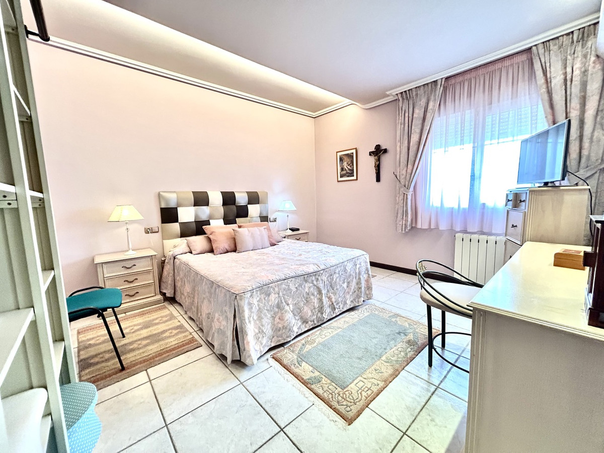 For sale - 6 Bedroom 5 Bathroom House - Detached Villa in Torrevieja - La Mata  - Alicante
