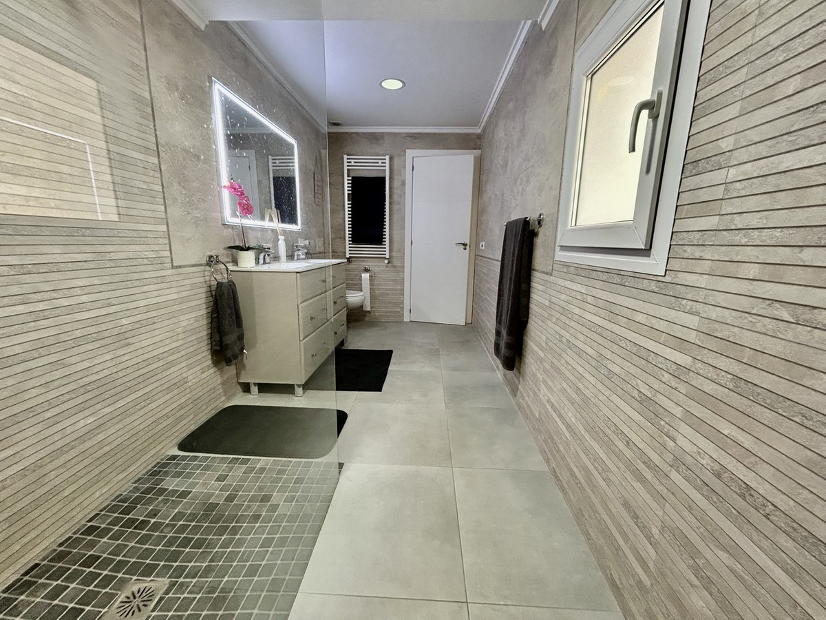 For sale - 6 Bedroom 4 Bathroom House - Detached Villa in Orihuela - Cabo Roig  - Alicante