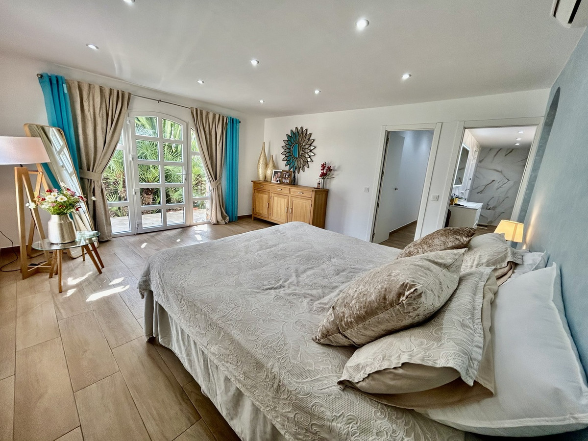 For sale - 6 Bedroom 4 Bathroom House - Detached Villa in Orihuela - Cabo Roig  - Alicante