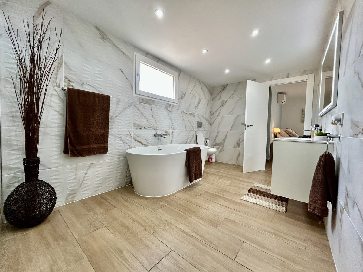 For sale - 6 Bedroom 4 Bathroom House - Detached Villa in Orihuela - Cabo Roig  - Alicante