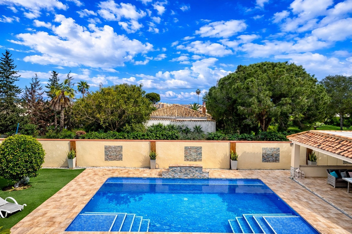 For sale - 6 Bedroom 4 Bathroom House - Detached Villa in Orihuela - Cabo Roig  - Alicante
