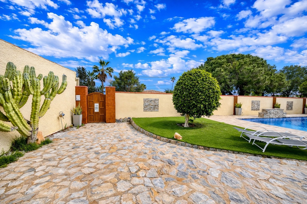 For sale - 6 Bedroom 4 Bathroom House - Detached Villa in Orihuela - Cabo Roig  - Alicante