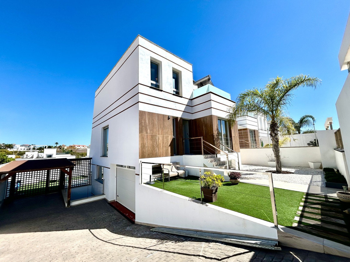 For sale - 3 Bedroom 4 Bathroom House - Detached Villa in Orihuela - Villamartin  - Alicante