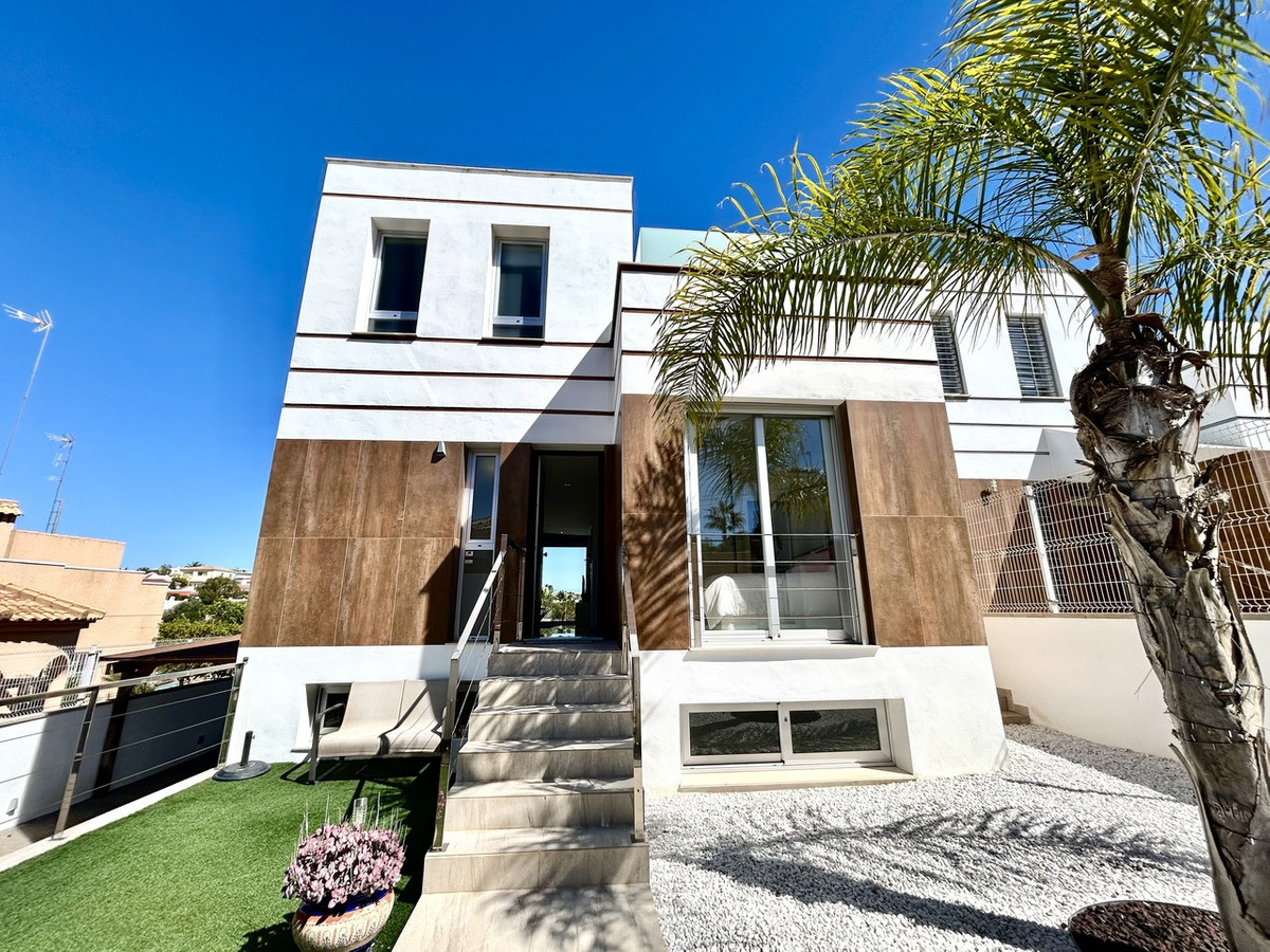 For sale - 3 Bedroom 4 Bathroom House - Detached Villa in Orihuela - Villamartin  - Alicante