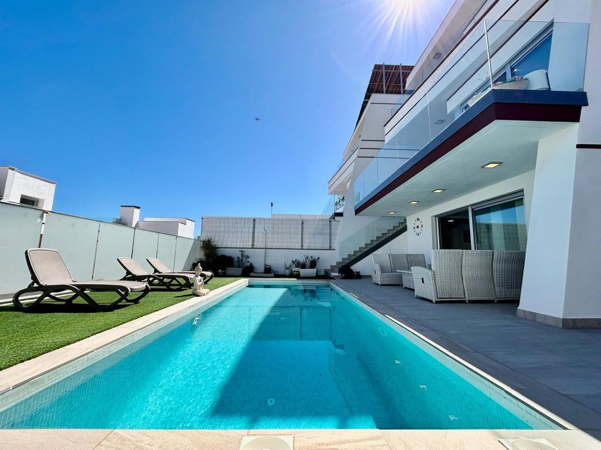 For sale - 3 Bedroom 4 Bathroom House - Detached Villa in Orihuela - Villamartin  - Alicante