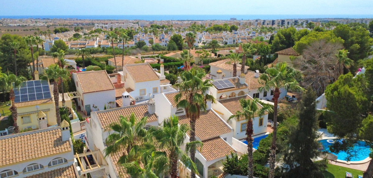 For sale - 2 Bedroom 3 Bathroom House - Detached Villa in Orihuela - Villamartin  - Alicante