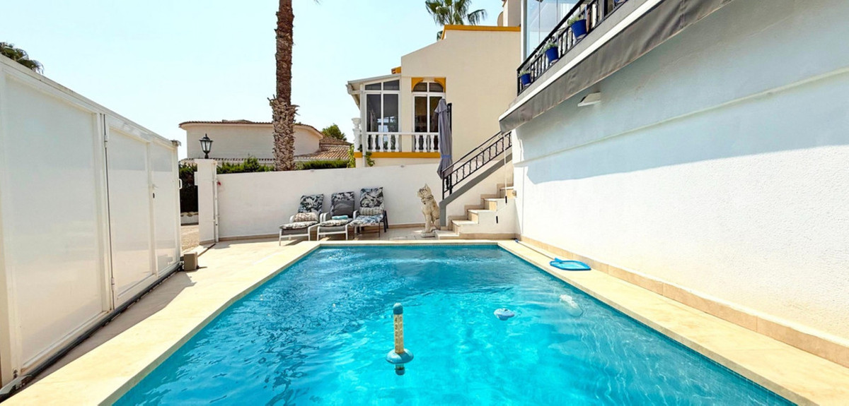 For sale - 2 Bedroom 3 Bathroom House - Detached Villa in Orihuela - Villamartin  - Alicante