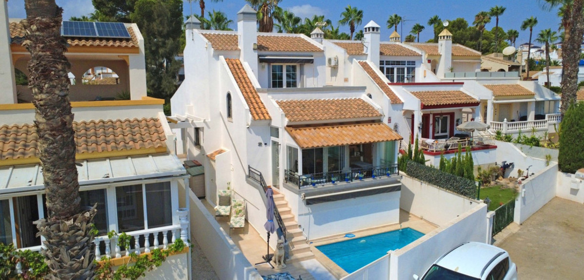 For sale - 2 Bedroom 3 Bathroom House - Detached Villa in Orihuela - Villamartin  - Alicante
