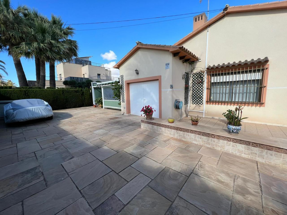 For sale - 3 Bedroom 2 Bathroom House - Detached Villa in Orihuela - Cabo Roig  - Alicante