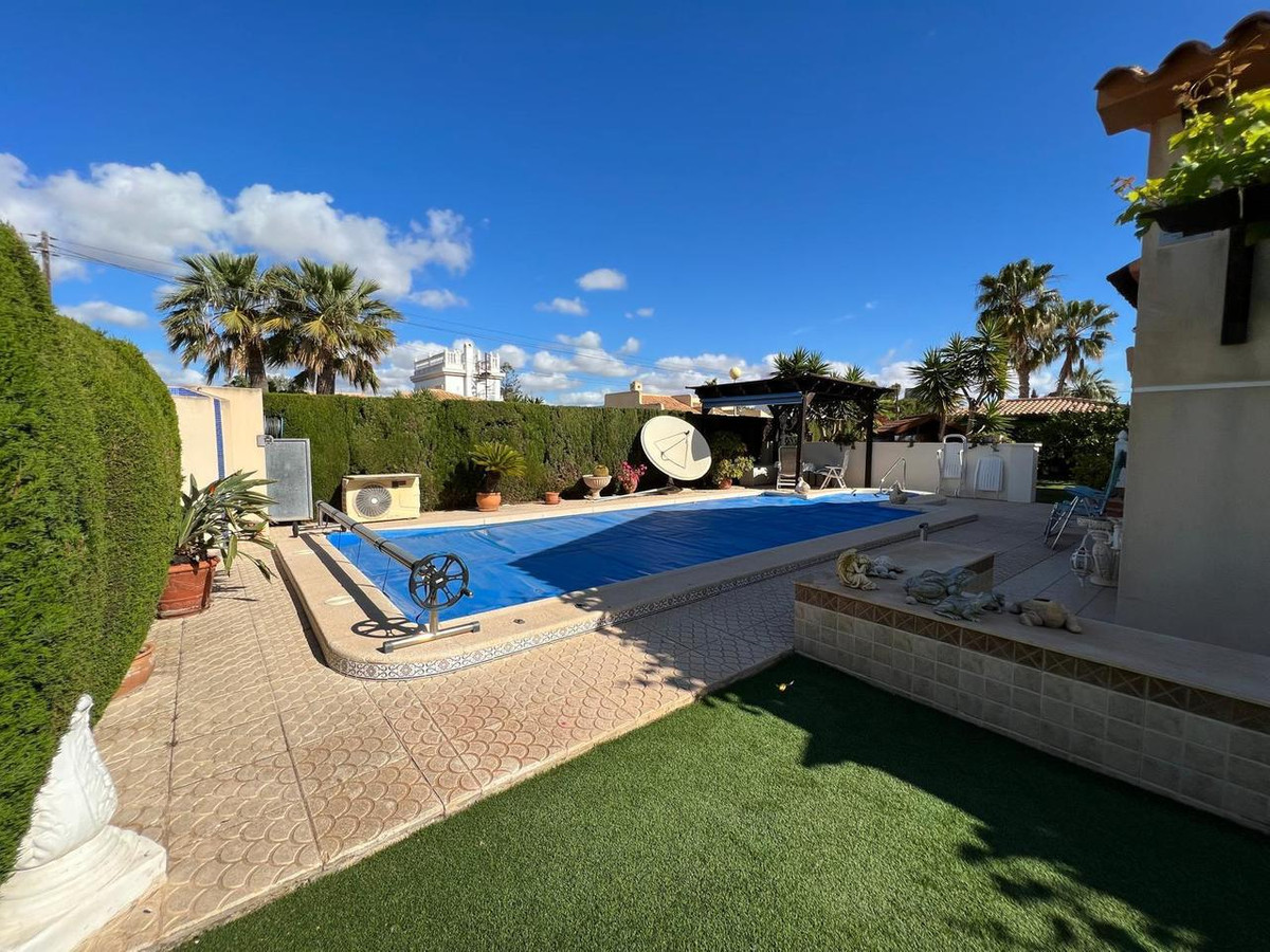 For sale - 3 Bedroom 2 Bathroom House - Detached Villa in Orihuela - Cabo Roig  - Alicante
