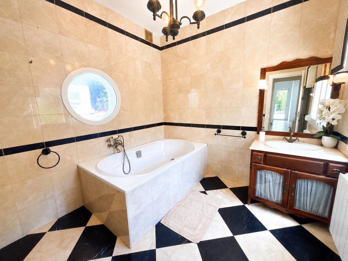 For sale - 7 Bedroom 4 Bathroom House - Detached Villa in Orihuela - Dehesa de Campoamor  - Alicante
