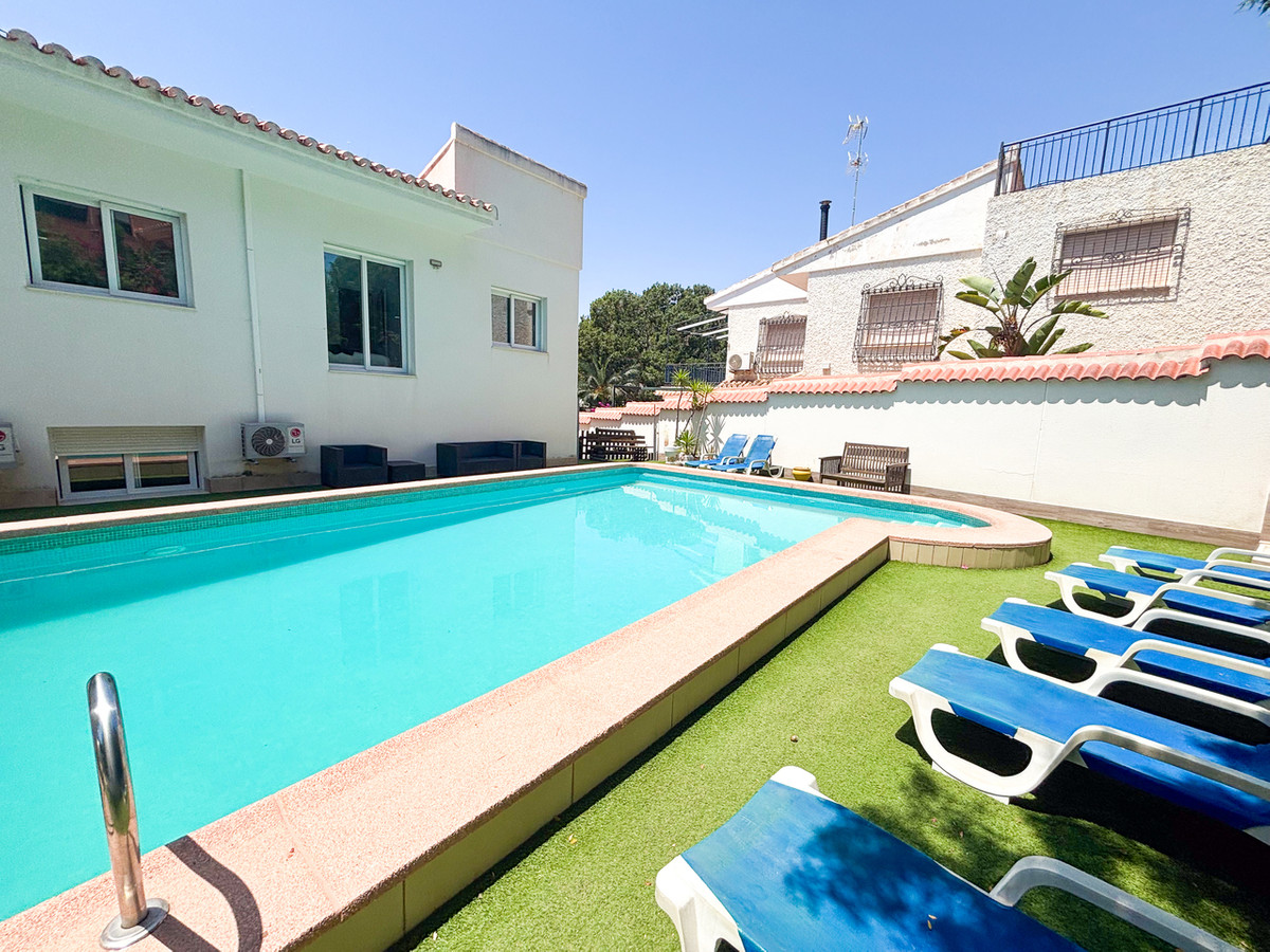 For sale - 7 Bedroom 4 Bathroom House - Detached Villa in Orihuela - Dehesa de Campoamor  - Alicante