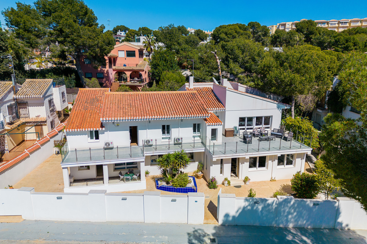 For sale - 7 Bedroom 4 Bathroom House - Detached Villa in Orihuela - Dehesa de Campoamor  - Alicante