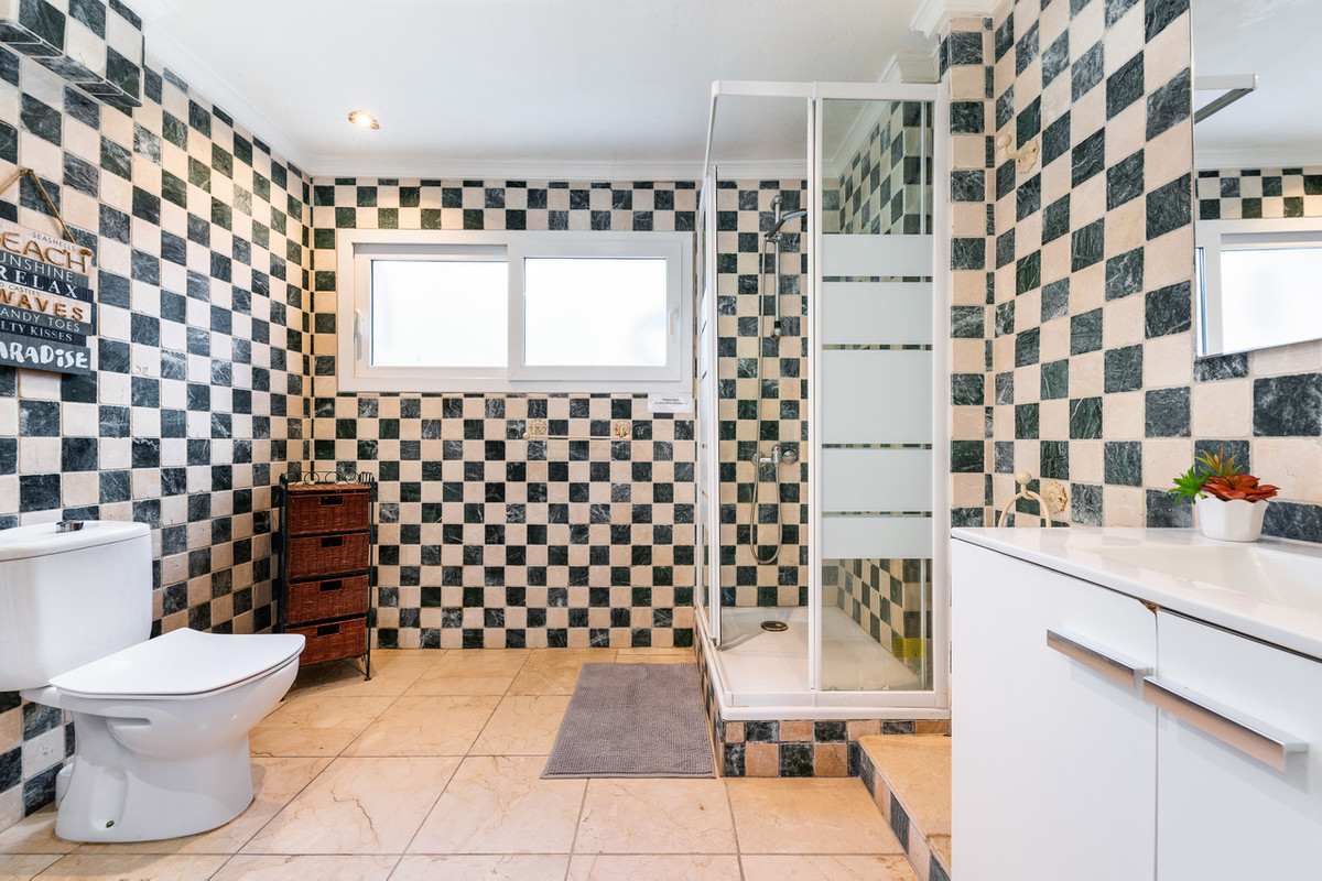 For sale - 7 Bedroom 4 Bathroom House - Detached Villa in Orihuela - Dehesa de Campoamor  - Alicante