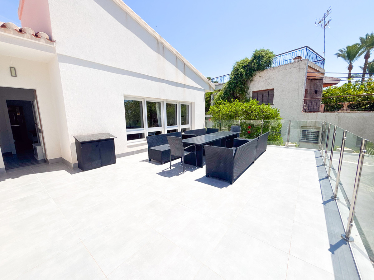 For sale - 7 Bedroom 4 Bathroom House - Detached Villa in Orihuela - Dehesa de Campoamor  - Alicante
