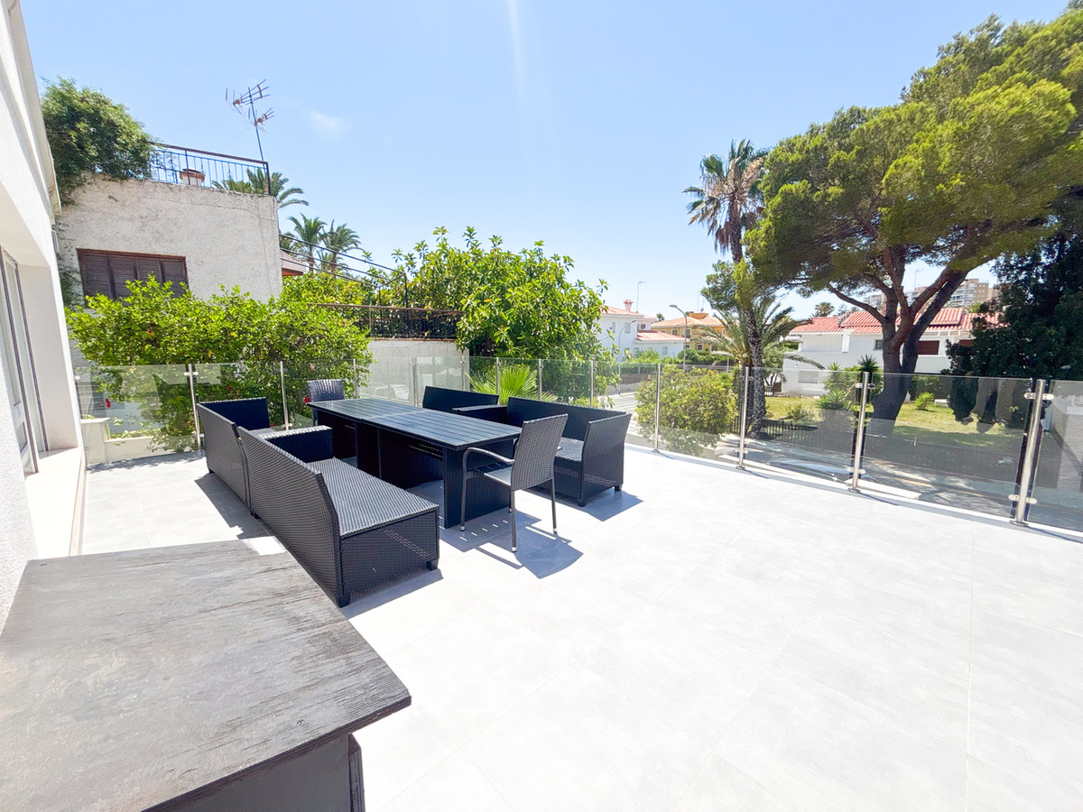 For sale - 7 Bedroom 4 Bathroom House - Detached Villa in Orihuela - Dehesa de Campoamor  - Alicante
