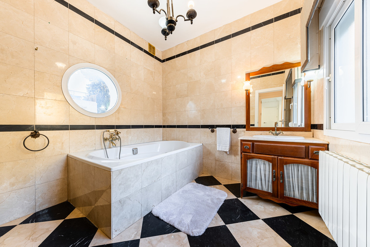 For sale - 7 Bedroom 4 Bathroom House - Detached Villa in Orihuela - Dehesa de Campoamor  - Alicante