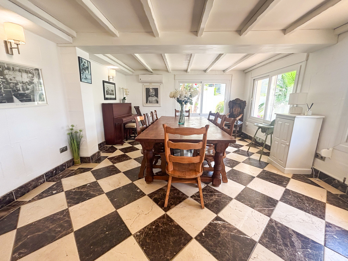 For sale - 7 Bedroom 4 Bathroom House - Detached Villa in Orihuela - Dehesa de Campoamor  - Alicante
