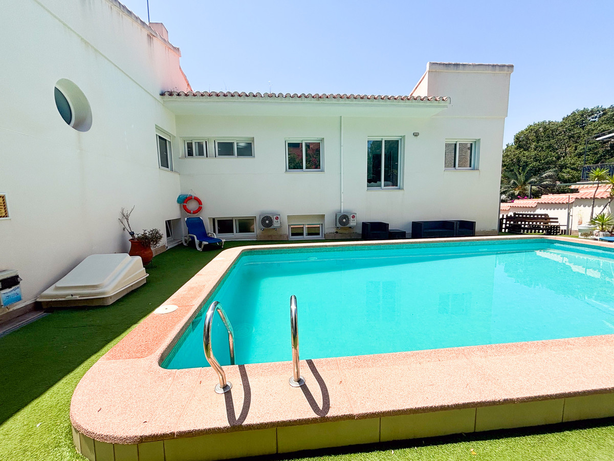 For sale - 7 Bedroom 4 Bathroom House - Detached Villa in Orihuela - Dehesa de Campoamor  - Alicante