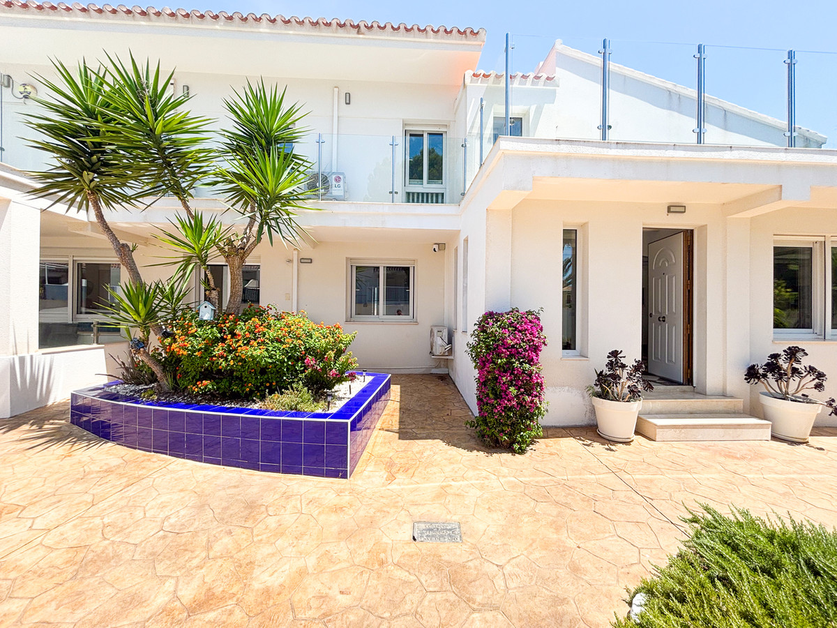 For sale - 7 Bedroom 4 Bathroom House - Detached Villa in Orihuela - Dehesa de Campoamor  - Alicante