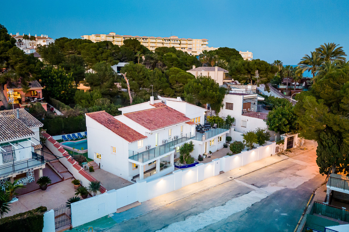 For sale - 7 Bedroom 4 Bathroom House - Detached Villa in Orihuela - Dehesa de Campoamor  - Alicante