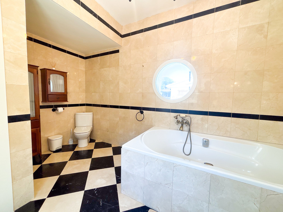 For sale - 7 Bedroom 4 Bathroom House - Detached Villa in Orihuela - Dehesa de Campoamor  - Alicante