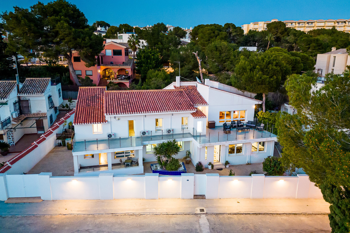 For sale - 7 Bedroom 4 Bathroom House - Detached Villa in Orihuela - Dehesa de Campoamor  - Alicante