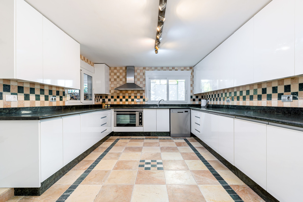 For sale - 7 Bedroom 4 Bathroom House - Detached Villa in Orihuela - Dehesa de Campoamor  - Alicante